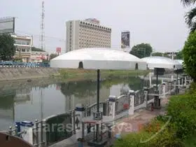 Taman-Swarga-Puspitaloka-yang-terletak-diantara-Monkasel-dan-Kalimas-ini-sejuk-sebagai-tempat-bersantai